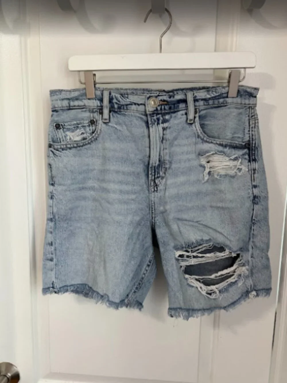 American Eagle Low Rise Denim Baggy Skater Shorts, Light Wash - Size 4